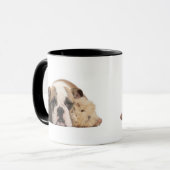 Engelse bulldog puppy (4 maanden oud) en twee guin mok (Voorkant links)