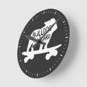 Engelse Bulldog Riding Skateboard Bulldog aan boor Ronde Klok (Hoek)