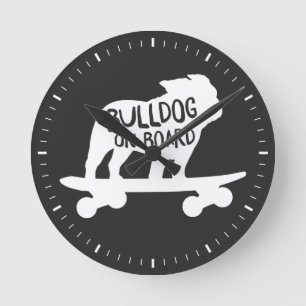 Engelse Bulldog Riding Skateboard Bulldog aan boor Ronde Klok