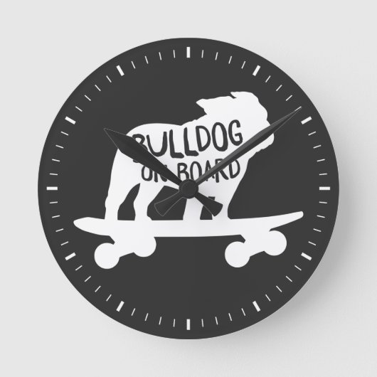 Engelse Bulldog Riding Skateboard Bulldog aan boor Ronde Klok (Voorkant)