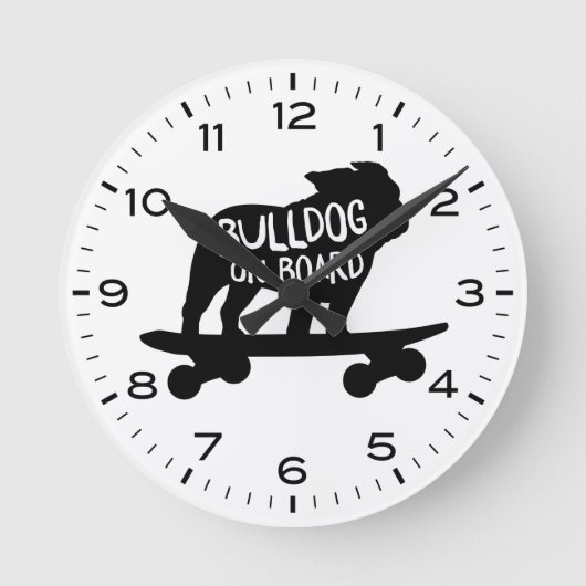 Engelse Bulldog Riding Skateboard Bulldog aan boor Ronde Klok (Voorkant)