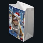 Engelse Bulldog Winter Wonderland Christmas Joy Medium Cadeauzakje<br><div class="desc">Dit feestelijke ontwerp vangt de vrolijke sfeer van het vakantieseizoen, met een schattige pup die een kerstmuts draagt. De hond is genesteld in een winterwonderland, compleet met een sneeuwpop, een versierde kerstboom en prachtig ingepakte cadeaus. Sneeuwvlokken herfsten zachtjes en voegen een magische toets toe aan het tafereel, terwijl de levendige...</div>