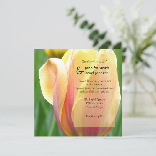 Engelse Garden Tulip Wedding Uitnodiging (Staand voorkant)