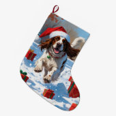 Engelse Setter Rent in Sneeuw met Kerstmuts Grote Kerstsok (Voorkant (Hangend))