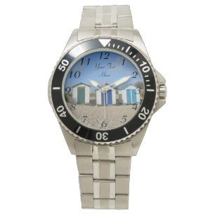 engelse zee - blauwe skies en strandhutten horloge