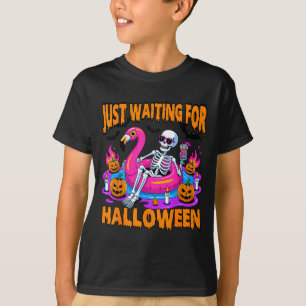 Engerige zomergestalte grappig wachtend op hallowe t-shirt