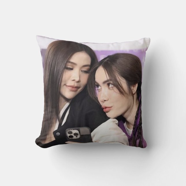 Engfa Waraha & Charlotte Austin Englot Thai GL Kussen (Voorkant)