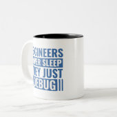 Engineers slapen nooit en ze zuiveren gewoon tweekleurige koffiemok (Voorkant links)