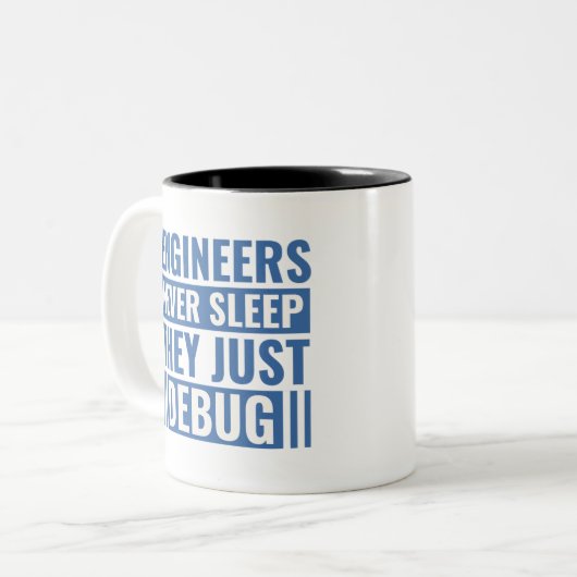 Engineers slapen nooit en ze zuiveren gewoon tweekleurige koffiemok (Voorkant links)