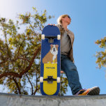 English Bulldog Graphic Personalized Persoonlijk Skateboard<br><div class="desc">Dit skateboard van hondenliefhebbers bevat een afbeelding van een Engelse bulldog tegen een koninklijke blauwe en felgele achtergrond en is klaar om gepersonaliseerd te worden met een naam of een andere tekst in koninklijk blauw schrift.</div>