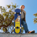 English Bulldog Graphic Personalized Persoonlijk Skateboard<br><div class="desc">Dit skateboard van hondenliefhebbers bevat een afbeelding van een Engelse bulldog tegen een koninklijke blauwe en felgele achtergrond en is klaar om gepersonaliseerd te worden met een naam of een andere tekst in koninklijk blauw schrift.</div>