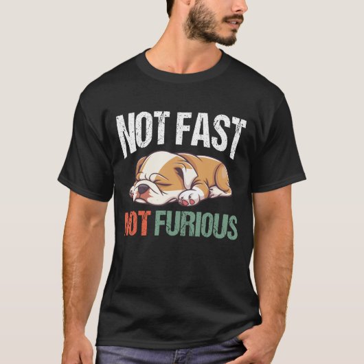English Bulldog Sleeping Not Fast Not Furious Funn T-shirt (Voorkant)
