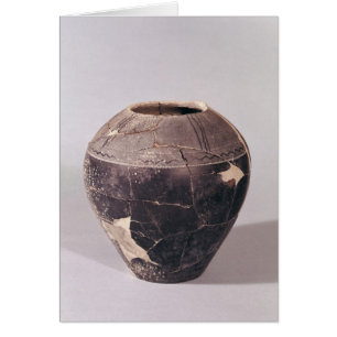 Engobe vase, versierd met golvende lijnen