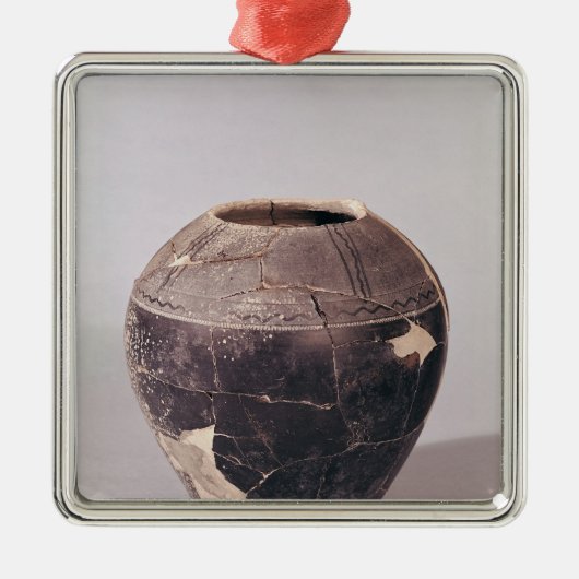 Engobe vase, versierd met golvende lijnen metalen ornament (Voorkant)