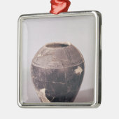 Engobe vase, versierd met golvende lijnen metalen ornament (Links)