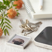 Engobe vase, versierd met golvende lijnen sleutelhanger (Zijkant)