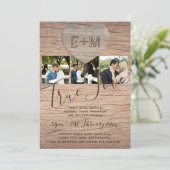 Engraded Heart Rustic Photo Initialen Wood Wedding Kaart (Staand voorkant)