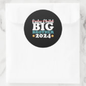 Enige kind Big Brother 2024 gepromoveerd naar Ronde Sticker (Tas)