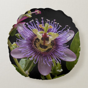 Enigmatic Beauty: de Paarse Passiebloem Rond Kussen
