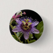 Enigmatic Beauty: de Paarse Passiebloem Ronde Button 3,2 Cm (Voorkant)