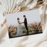Enkel getrouwde thin script trouwaankondiging bedankkaart<br><div class="desc">Een prachtig afbeelding van de nieuwe wippen met witte letters. De de bruid en groom afbeelding en achterkleur en tekst kunnen worden gepersonaliseerd.</div>