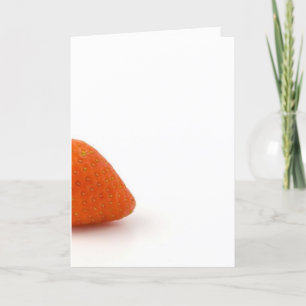 Enkele aardbei op witte achtergrond kaart