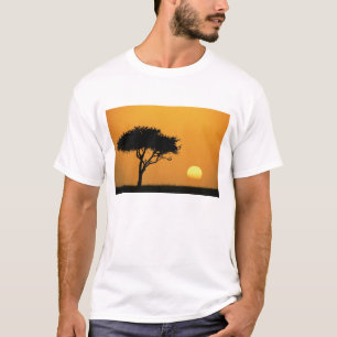 Enkele acaciaboom in silhouet bij zonsopgang, Masa T-shirt