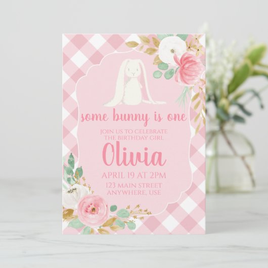 Enkele Bunny Verjaardag Uitnodiging Bloemen en Roz (Staand voorkant)