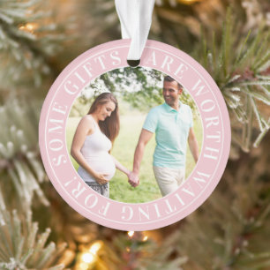 Enkele cadeaus roze zwangere baby zwangerschap fot ornament