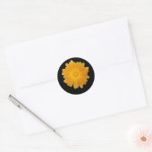 Enkele goudsbloem bloemhoofd op zwarte achtergrond ronde sticker (Envelop)