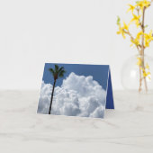 Enkele palm in wolken kaart (Gele Bloem)