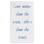 Enkele vrouwelijke politieagent voor schoonmaakwer klein cadeauzakje (Achterkant)