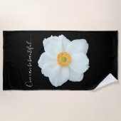 Enkele Witte Bloem Eén Kan Mooi Zijn Monogram Strandlaken (Voorkant)