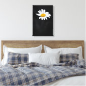 Enkele witte en gele Daisy Flower op zwart Canvas Afdruk (Insitu (Slaapkamer))