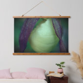 Enkelvoudig wit draagster, orchidee, dicht bij hangend wandkleed (Slaapkamer)