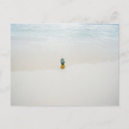 Enkelvoudige ananas op het strand briefkaart