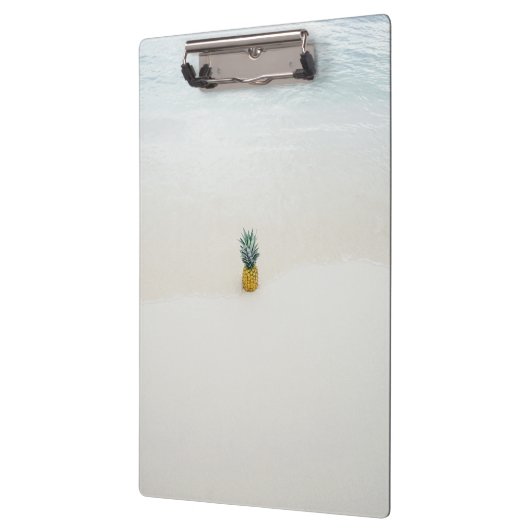 Enkelvoudige ananas op het strand klembord (Links)