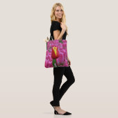 Enkelvoudige rode tulp tote bag (Op model)