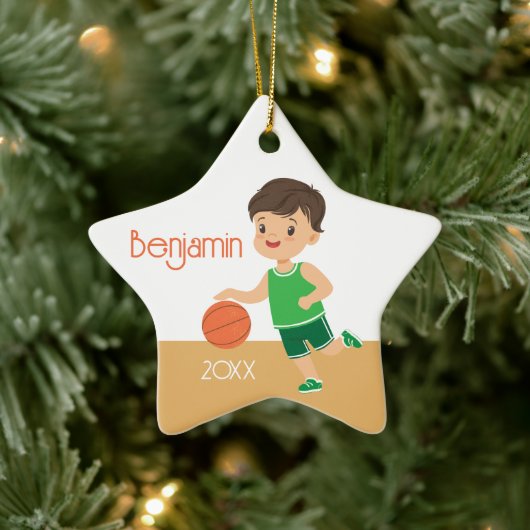 Enkelzijdig Brunette Boy Basketbal Keramisch Ornament (Boom)