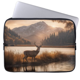Enorm hert met gewei op bergmeer laptop sleeve