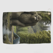 Enorme Bigfoot die naast Tent in de Bossen zit Golfhanddoek (Horizontaal)