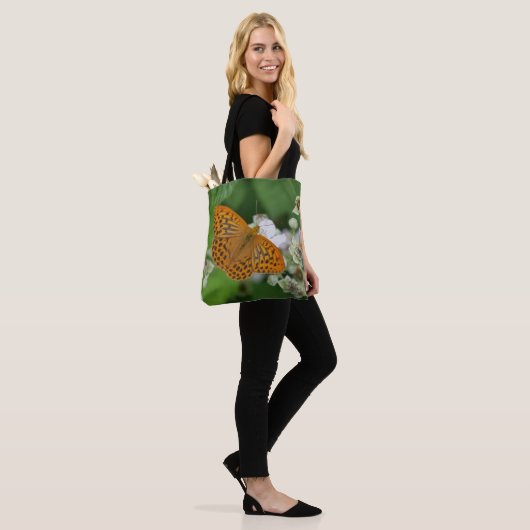 Enorme bijen, of misschien niet, op een zak. tote bag (Op model)