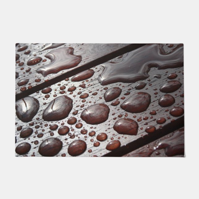 Enorme regendruppels op een houten picknicktafel deurmat (Voorkant)