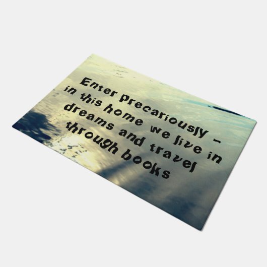 "Enter Precariously..." creëer wonder op de Deurmat (Schuin)