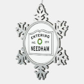 Entering Needham Massachusetts Tin Sneeuwvlok Ornament (Rechts)