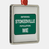 Entering Stokedville Population Me Metalen Ornament (Rechts)