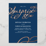 Enterprise Party 80th Birthday Gold Foil Invitatio Folie Uitnodiging<br><div class="desc">Deze moderne en elegante verrassing 80th verjaardagsuitnodiging kenmerkt de woorden "verrassing 80th"in het gouden foliemanuscript doopvont met een bijpassend het draaien ontwerp in de bodem juiste hoek over een marine blauwe achtergrond (die in om het even welke kleur van uw keus kan worden veranderd). Pas deze trendy uitnodiging aan met...</div>