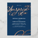 Enterprise Party 90th Birthday Gold Foil Uitnodigi Folie Uitnodiging<br><div class="desc">Deze moderne en elegante verrassing 90th verjaardagsuitnodiging kenmerkt de woorden "verrassing 90th"in het gouden foliemanuscript doopvont met een bijpassend het draaien ontwerp in de bodem juiste hoek over een marine blauwe achtergrond (die in om het even welke kleur van uw keus kan worden veranderd). Pas deze trendy uitnodiging aan met...</div>