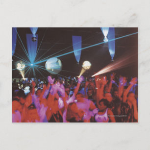 enthousiaste crowddansen briefkaart