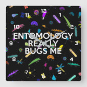 ENTOMOLOGIE ERGERT ME ECHT VIERKANTE KLOK (Voorkant)